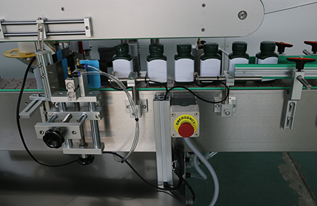 方瓶多側面貼標機