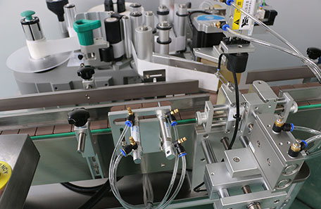 帶把手瓶定位貼標(biāo)機(jī)