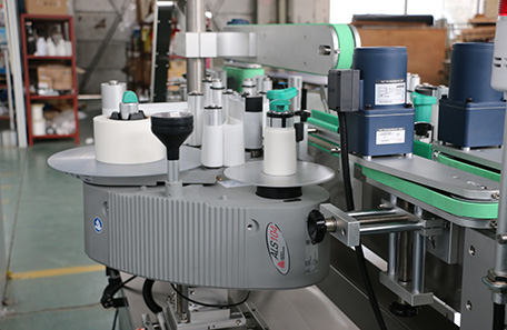 錐度瓶雙面貼標機