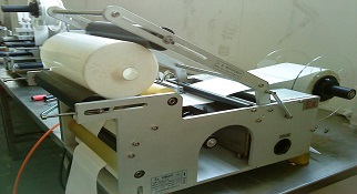 不干膠貼標機在制藥業(yè)中的用處