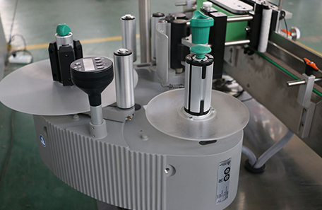 洗發水立式圓瓶貼標機