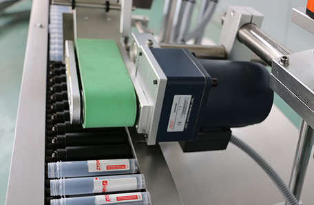 臥式小膠水瓶貼標(biāo)機