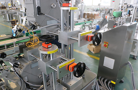 上下面兼?zhèn)让娌桓赡z貼標(biāo)機(jī)